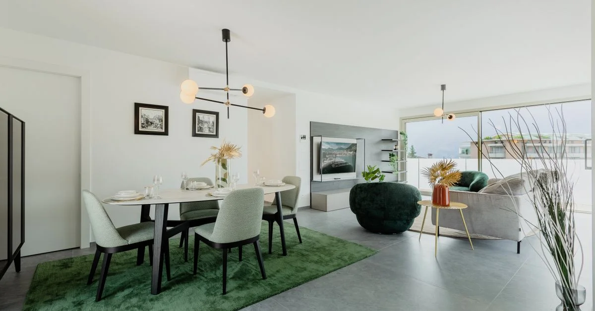 Intérieur minimaliste élégant d'un appartement de luxe avec des meubles raffinés et un éclairage doux.